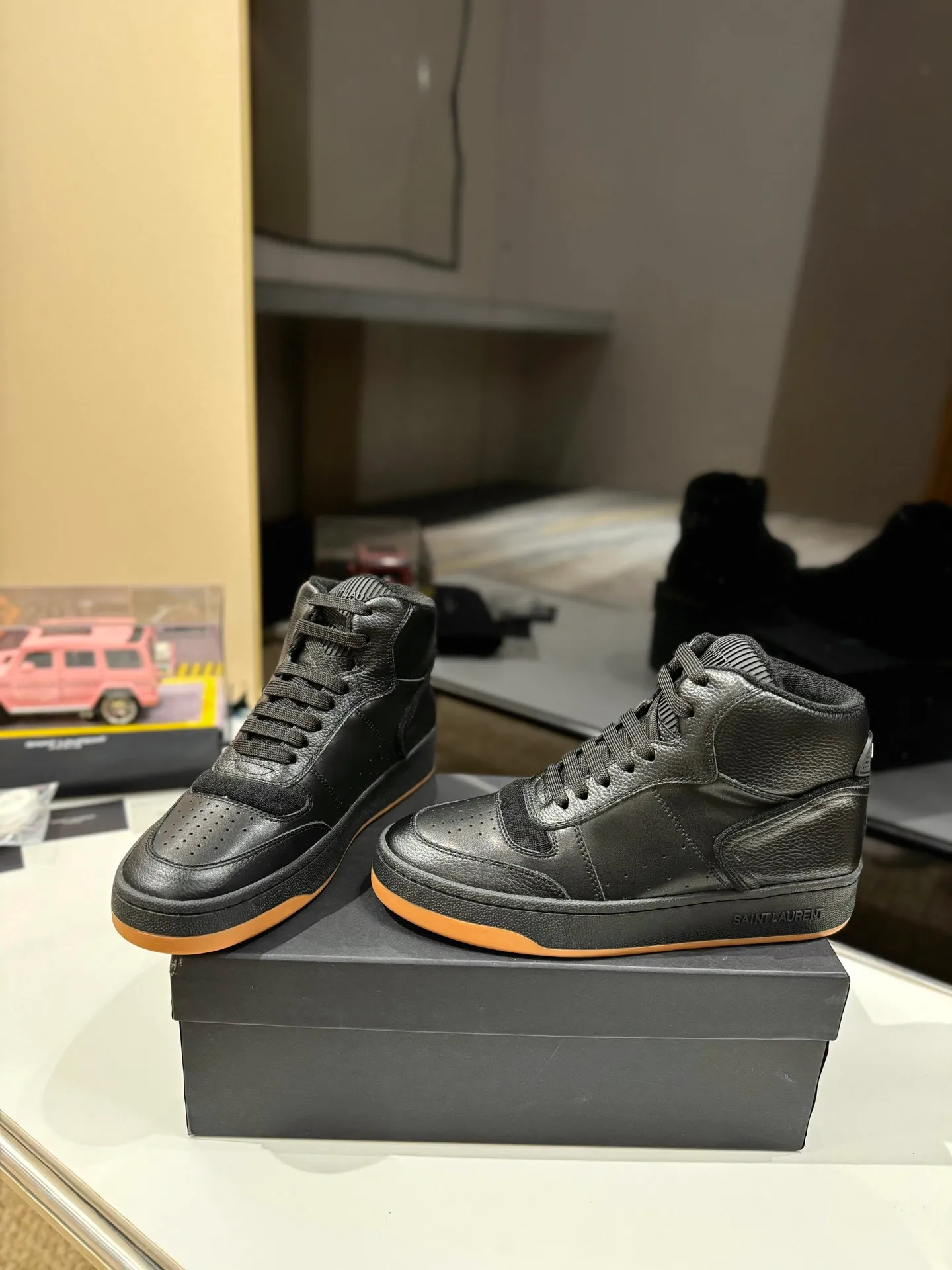👟👟Ex-factory price 680👟👟 [High version for couples] YSL SAINT LAURENT Yves Saint Laurent SL61, the latest popular casual series in spring and summer...👍👍 Yves Saint Laurent SL61, original purchase, 1:1 replica, fresh blood injection and casual retro design, super good-looking and versatile, the upper is made of cowhide punching and splicing, the upper is super soft , lightweight and comfortable to match with sweatshirts, it is recommended to have one pair in each hand😁 ✅Fabric: Original customized cowhide ➕Punching process ➕Last process ✅Inner lining: Original towel lining ✅Feet: Original customized cowhide ✅Outsole: Original molded two-color bottom ✅Packaging: Original full set of packaging ✅Code number: 35-46 (Female 41.42. Male 38.45.46 Customized, non-returnable)